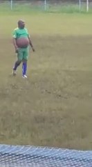 Quand tu as trop mangé avant le match de foot..