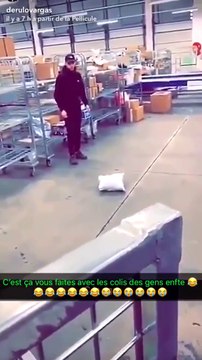 Ces livreurs s'amusent à donner des coups de pied dans les colis !