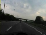 Souf le ouf Stunt, weeling en moto sur autoroute !!!