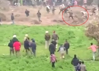 Şehre İnen Leopar Meraklı Halka Saldırıp Tek Tek Yere Devirdi