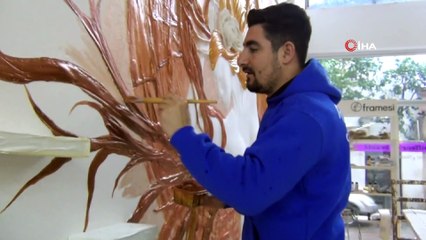 Duvarlar, alçı ile sanat galerisine döndü