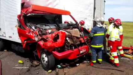 Cinco veículos se envolvem em grave colisão na BR-277