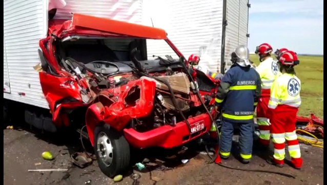 Cinco veículos se envolvem em grave colisão na BR-277