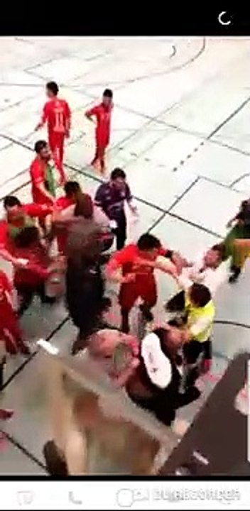 Árbitro português agredido em jogo de futsal no Luxemburgo: as imagens da batalha campal