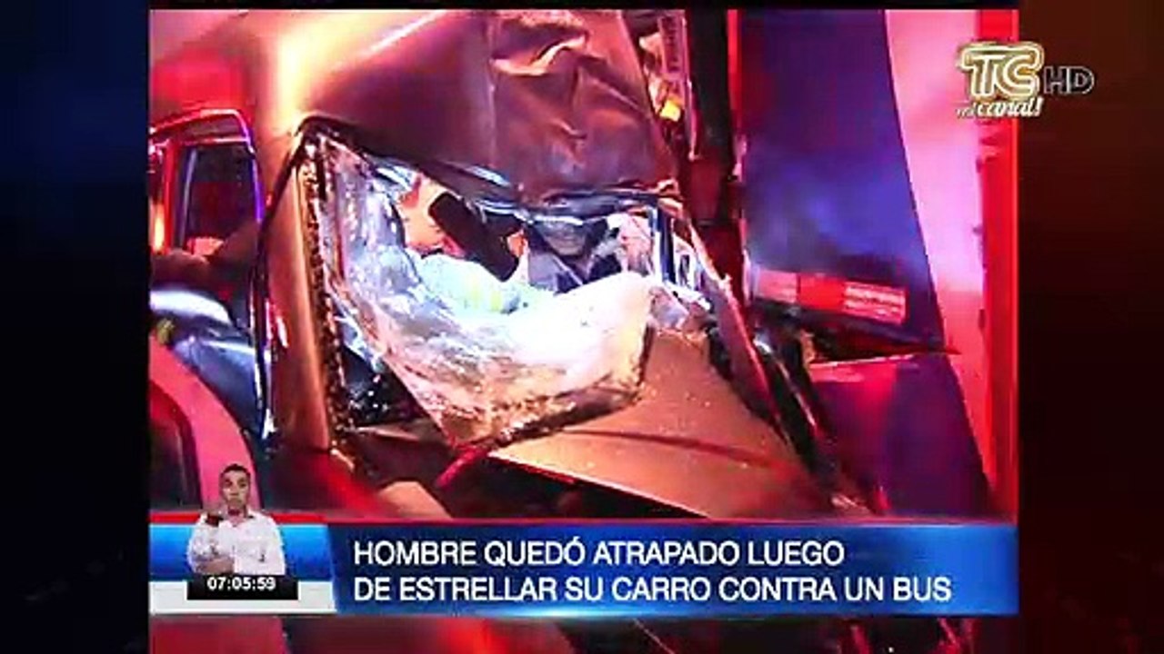 Hombre quedó atrapado luego de estrellar su vehículo contra bus estacionado
