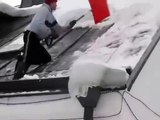 Un homme se foire en voulant déneiger son toit