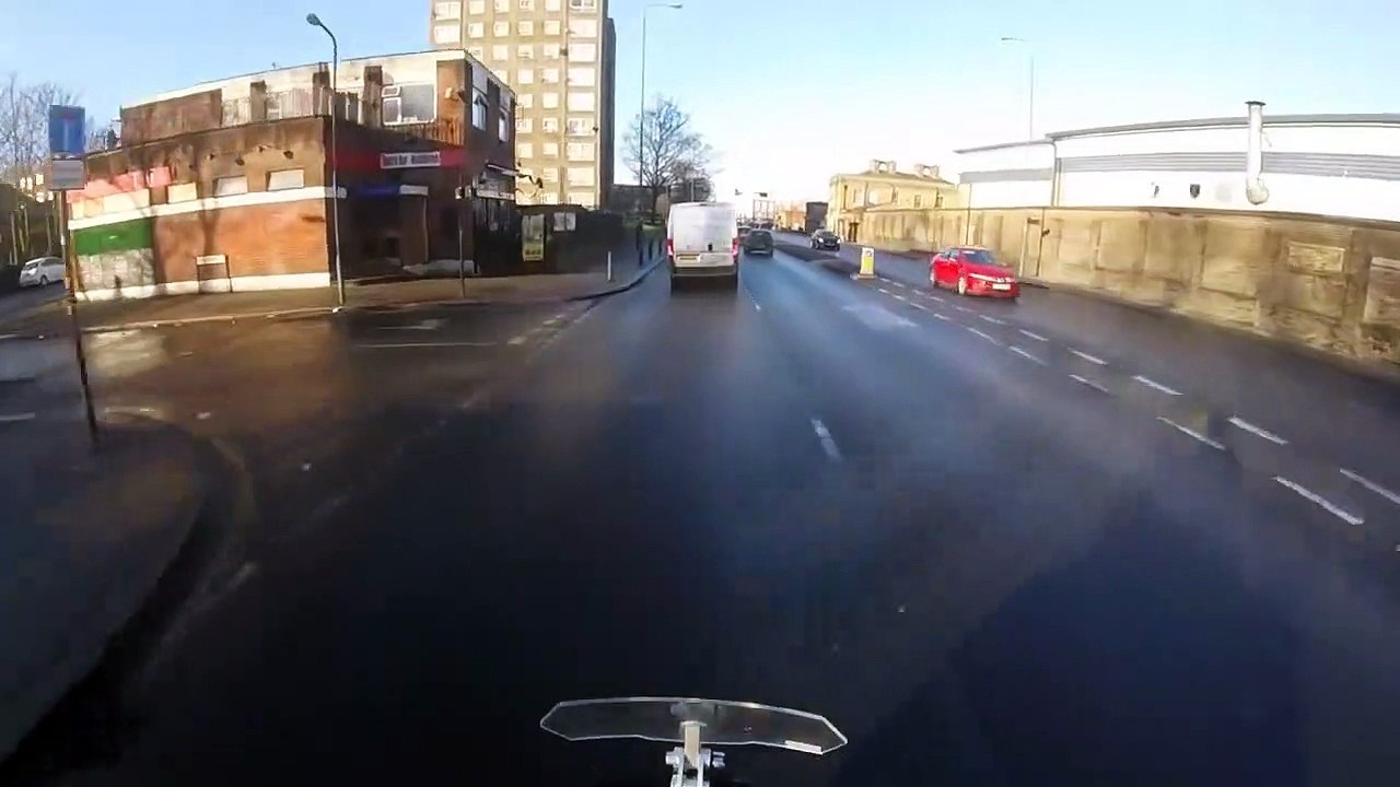Une piétonne traverse sans regarder et se fait renverser par un motard !