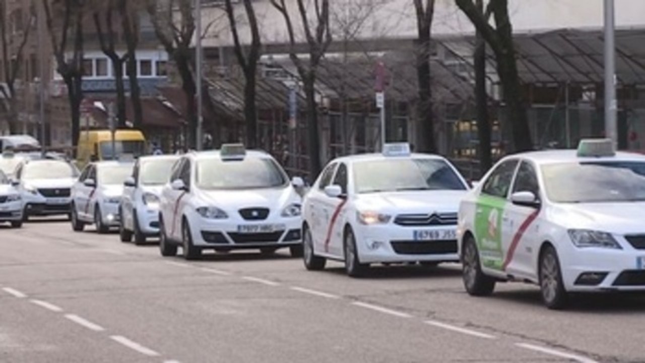 Los taxistas madrileños proponen que los ayuntamientos marquen el tiempo de precontratación