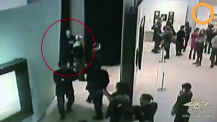 Il vole un tableau dans un musée à la vue de tous !