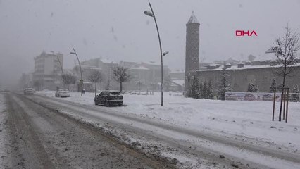 Erzurum'da Yoğun Kar Yağışı Etkili Oldu