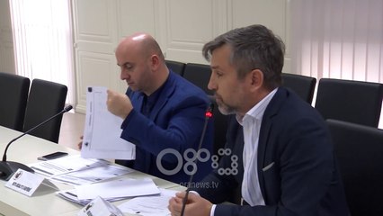 Download Video: Ora News - PS-PD ndajnë anëtarët e KZAZ-ve, LSI do të ketë një anëtar, PDIU e pakënaqur