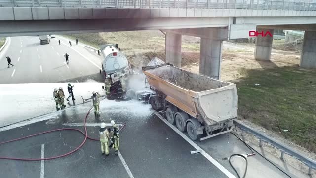 İstanbul- Tanker ile Hafriyat Kamyonunun Çarpışması Sonrası Yangın Çıktı