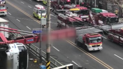 60m 길이 이삿짐 사다리차 넘어져 / YTN