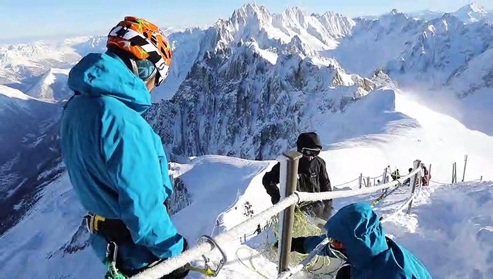 Haute-Savoie : à 3 800 mètres, ils taillent l'arête de l'Aiguille du Midi.  - Vidéo Dailymotion