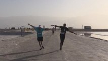2500 Corredores se adentran en el Mar Muerto en el maratón más bajo del mundo