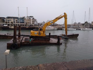 Dragage du bassin des Chalutiers au port de La Rochelle.