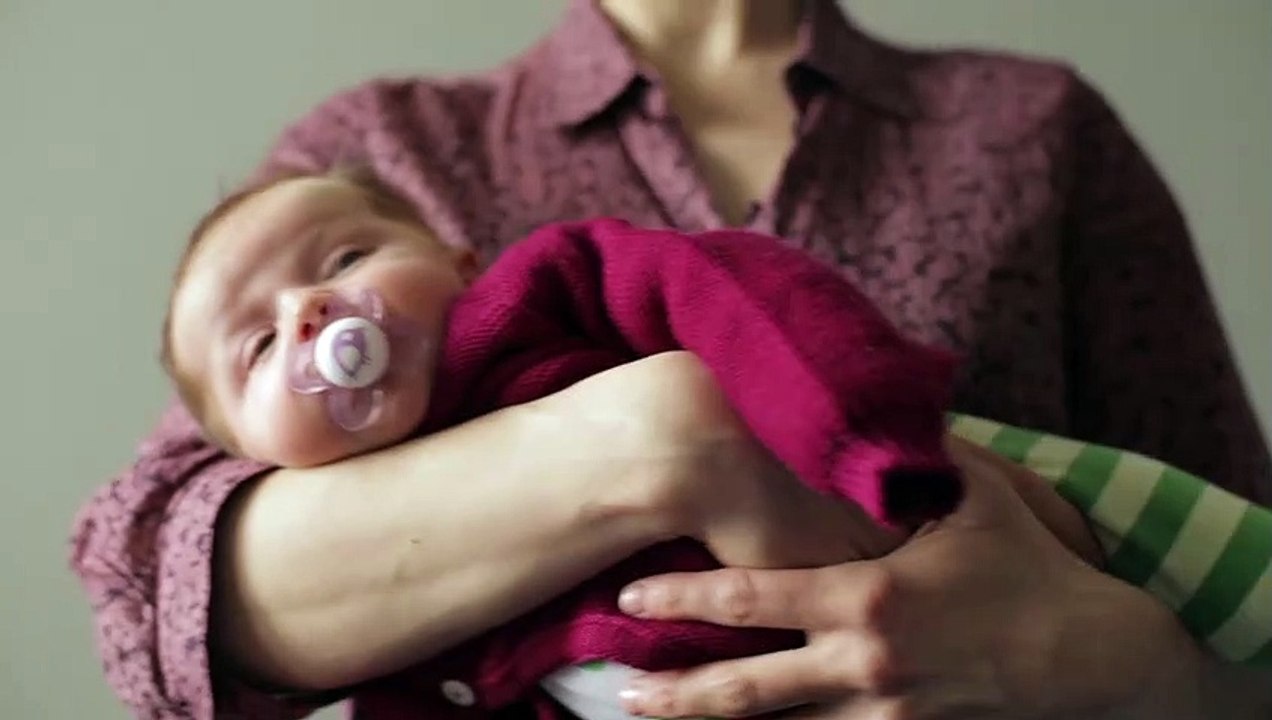 Pflege & Ausstattung - Baby 1x1: Haltepositionen fürs Baby