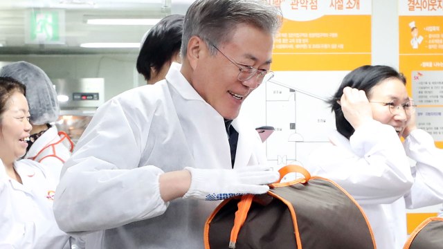 문 대통령, 청소년들에게 도시락 배달...설 연휴 국정 구상 / YTN