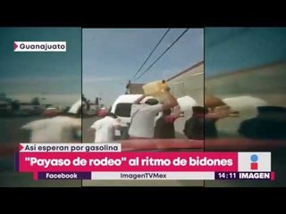 Bailan el "Payaso del rodeo" mientras esperan en la fila para cargar gasolina | Yuriria Sierra