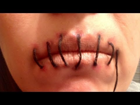 Se cose los labios en el Zócalo de la CDMX para protestar | Noticias con Ciro