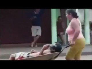 El amor sí existe: Va por marido borracho a la cantina y se lo lleva en carretilla | Qué Importa