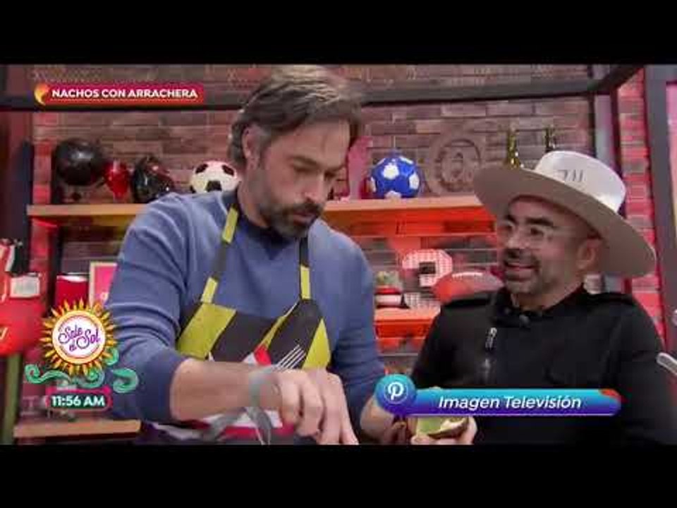 ¡Sandoval prepara nachos con arrachera en la Cocina de Solteros! | Sale el Sol