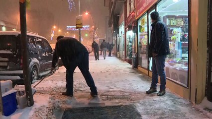 Tır yoldan çıktı, 30 araç mahsur kaldı - ERZURUM