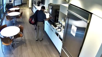 Empreiteiro entorna gelo no chão e finge queda para receber seguro... um erro!