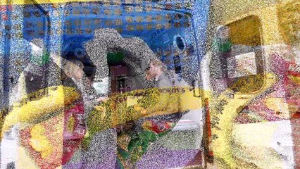 Meghan Markle writes positive messages on bananas in Bristol