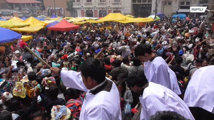 Bolivianos abençoam dinheiro falso para que ele se torne real