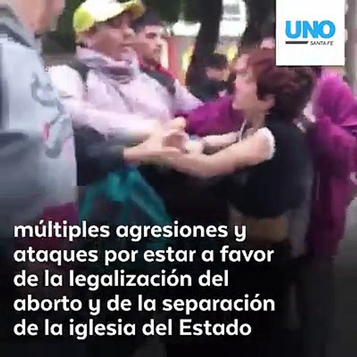 Jóvenes de Juntas y a la Izquierda del MST (Movimiento Socialista de los Trabajadores) son agredidas por los pro vida
