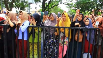 Indonésie: des jeunes fouettés en public pour un câlin