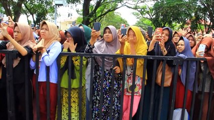 Indonésie: des jeunes fouettés en public pour un câlin