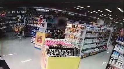 Câmeras registram ação de mulher que furtou em farmácias e mercado