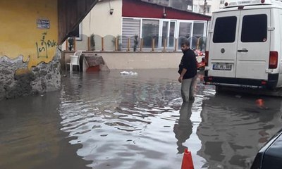 Cadde ve bahçeler sular altında
