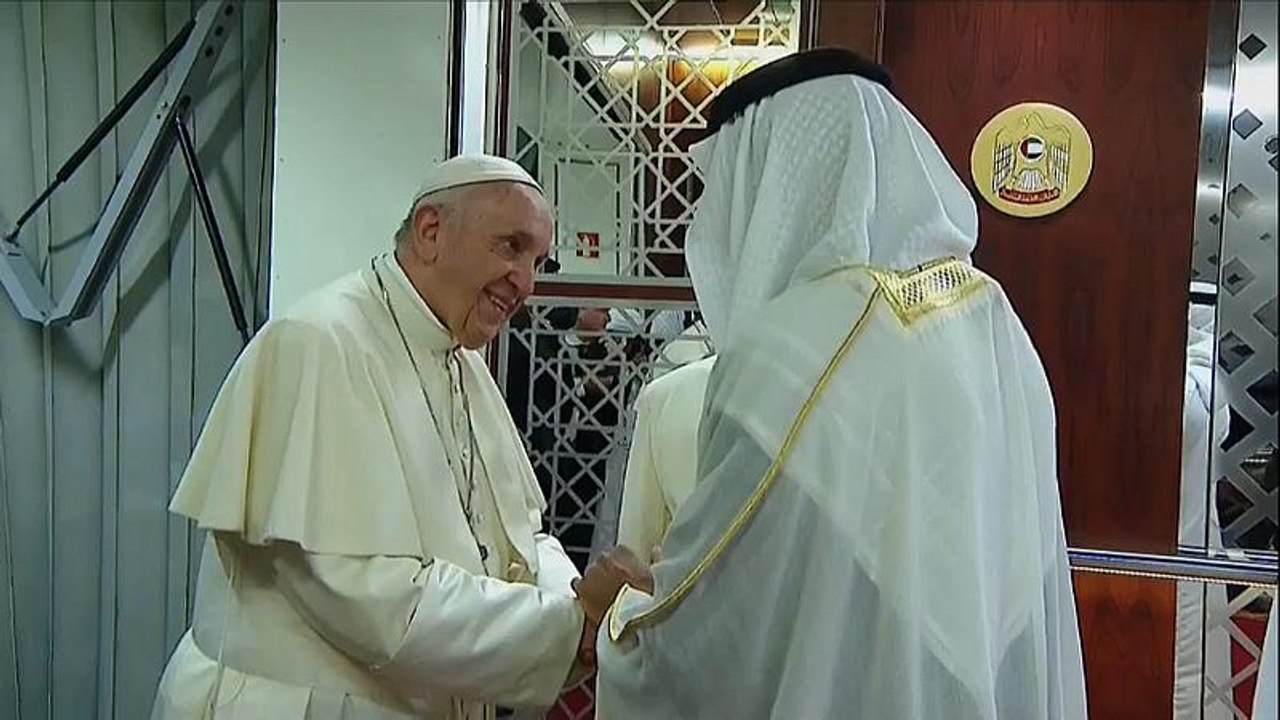 „Auf Friedenspfaden“: Papst in Abu Dhabi eingetroffen