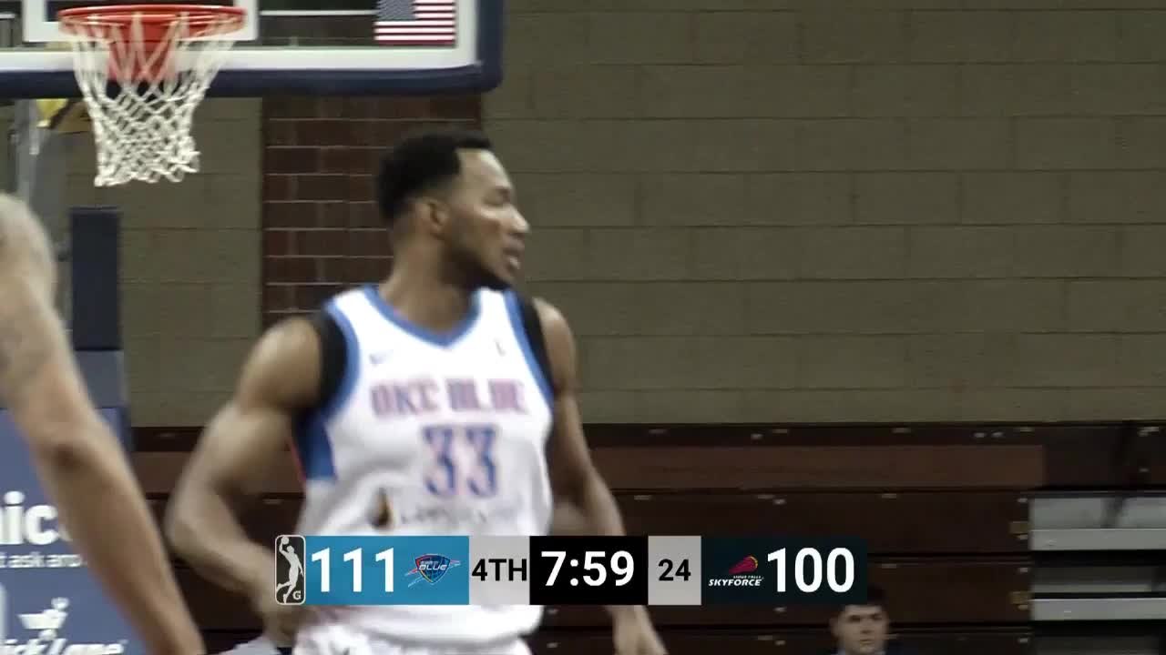 Chris Wright skies for the big oop