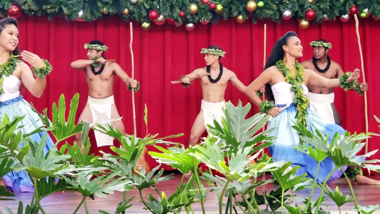 Christmas Hawaiian Hula at the alamoana Shopping Center