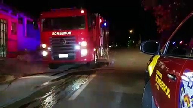 Incêndio em residência mobiliza equipe do Corpo de Bombeiros no Bairro Tarumã