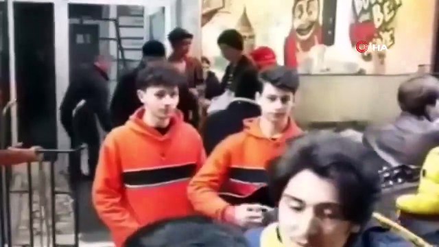 Fenomen Çiğ Köfteci Ali Usta Gitarla Şarkı Söyleyen Gençleri Dövdü!