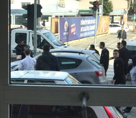 Soyguncunun Rehin Aldığı Bankacının Boynuna Bıçak Dayama Anı Fotoğrafta