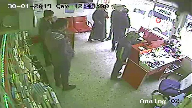 Şişen cep telefonu bataryası bomba gibi patladı