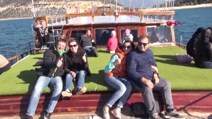 Antalya Demre'de Yat Turuna Çıkan Turistler Denize Girdi