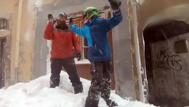 Hautes-Alpes : ils descendent la vieille ville de Briançon en snowboard après de fortes chutes de neige