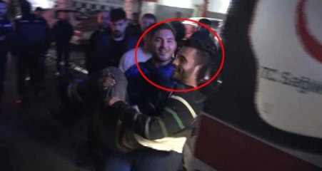 Bacağından Vurulan Genç Ambulansa Taşınırken Hem Güldü Hem Şarkı Söyledi