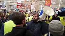 Les gilets jaunes à l'intérieur d'Auchan, à Avignon Nord