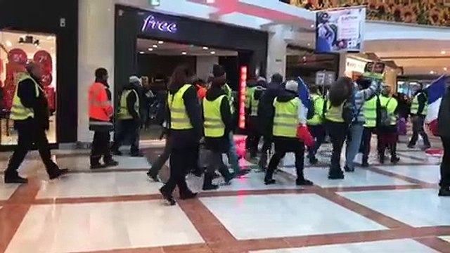 Les gilets jaunes manifestent dans le centre commercial d’Avignon - Le Pontet