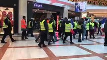 Les gilets jaunes manifestent dans le centre commercial d’Avignon - Le Pontet