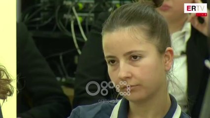Ora News - "Pula, mos prisni t'ju vijë gjeli nga kryeministria, zgjidhini hallet vetë"