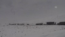 Van'da Onlarca Araç Yolda Kaldı